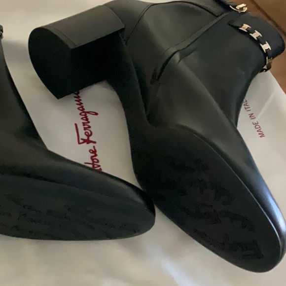 SALVATORE FERRAGAMO Vara chain ankle boots, black leather, size 8.5 - Picture 5 of 7